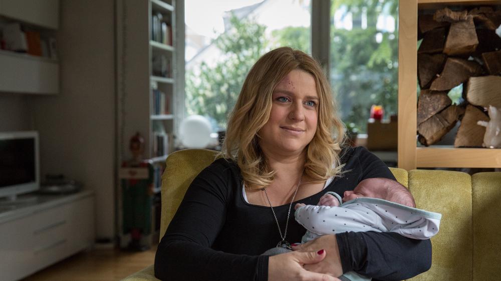 Geburtsstation Menden: Konnte nicht mehr in Menden entbinden: Mirjam Ferreira-Baptista mit ihrem Sohn 