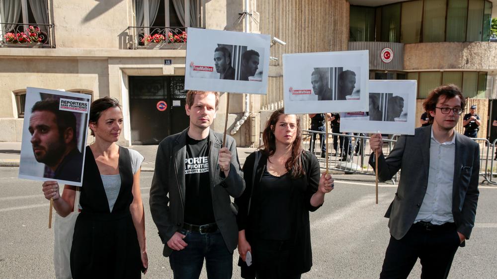 Türkei: Demonstration für die Freilassung von Mathias Depardon vor der türkischen Botschaft in Paris