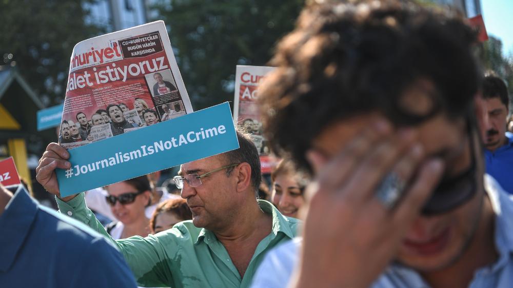 Türkei: Journalisten demonstrieren in Istanbul für inhaftierte und angeklagte Kollegen