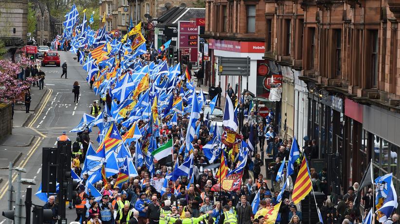 Großbritannien: Die Demonstranten trugen die schottische Nationalflagge sowie Fahnen der spanischen Arena Katalonien mit sich.