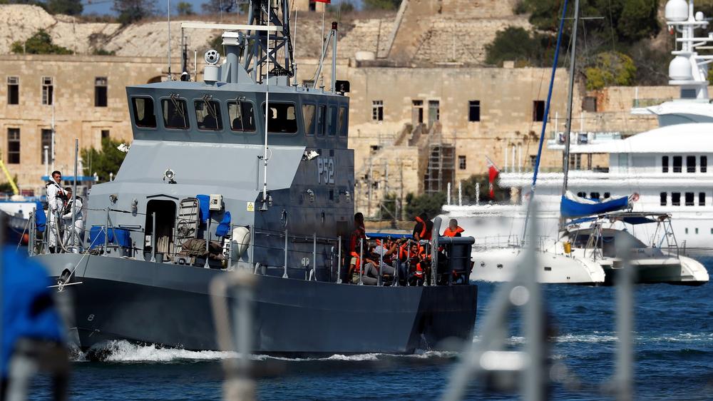 Rettungsschiff "Aquarius": Flüchtlinge gehen in Malta an Land | ZEIT ONLINE