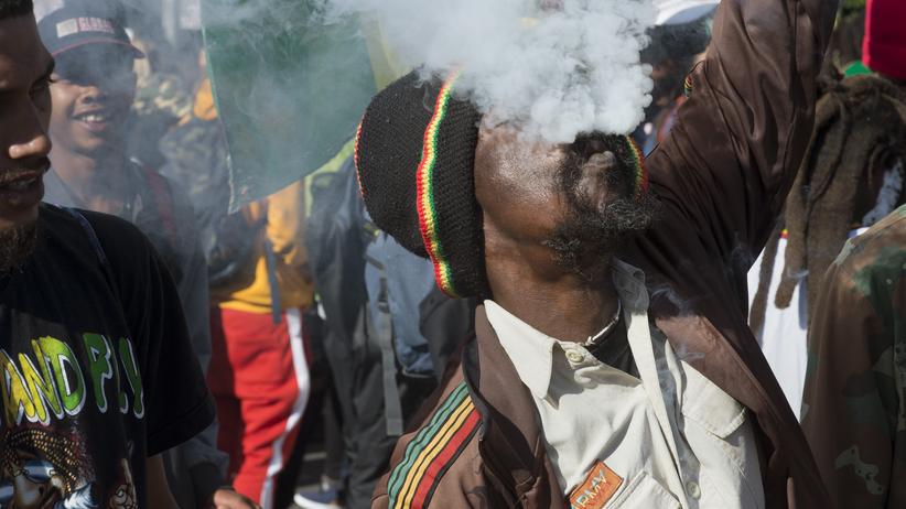   Johannesburg: Demonstrators in South Africa demand the legalization of marijuana. (Archives, May 2018) 