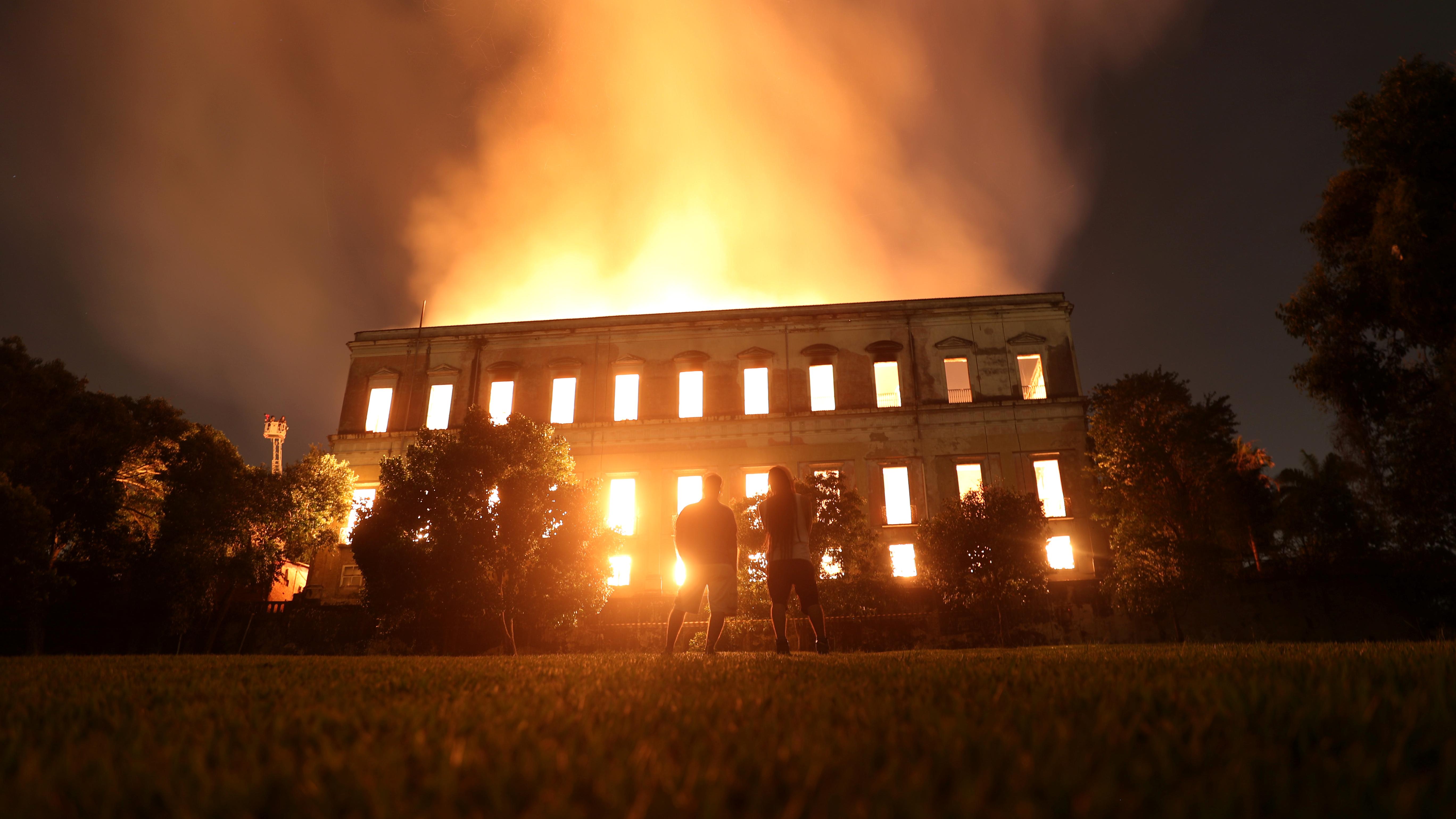 Brasilien: Gespenstischer Anblick in Rio de Janeiro: Das Nationalmuseum im Norden der Stadt steht in Flammen.