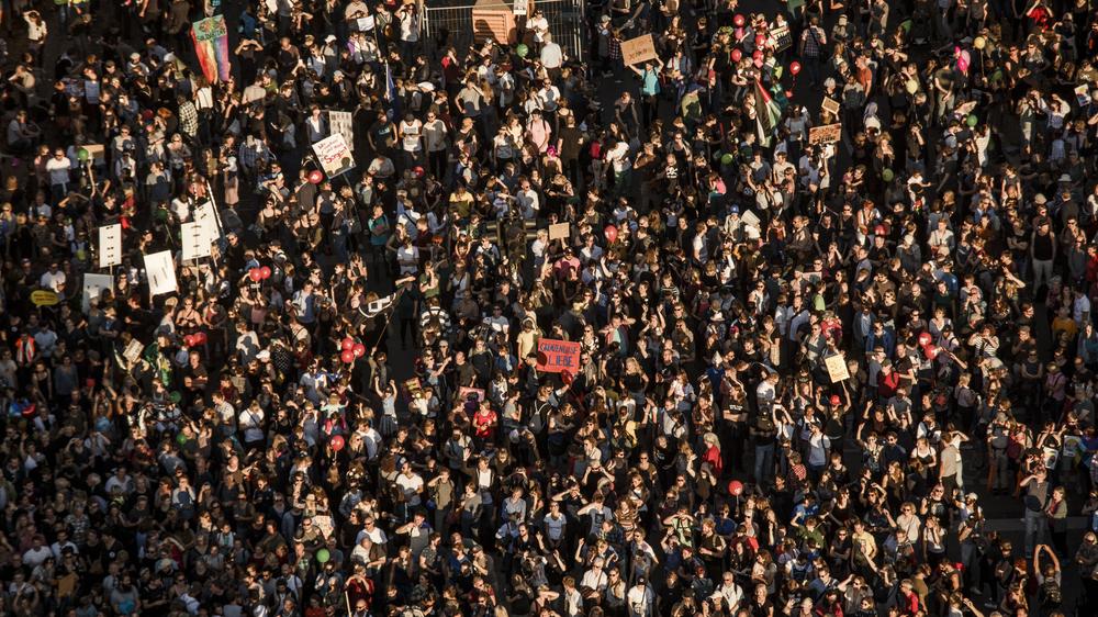 Unteilbar-Demo: Nur ein Ausschnitt: Unteilbar-Demo in Berlin