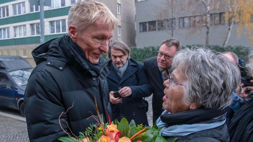 Stasiopfer-Gedenkstätte: Begrüßung. Als Hubertus Knabe am Montag in der Gedenkstätte Hohenschönhausen erschien, wurde er von Stasi-Opfern mit Blumen empfangen.