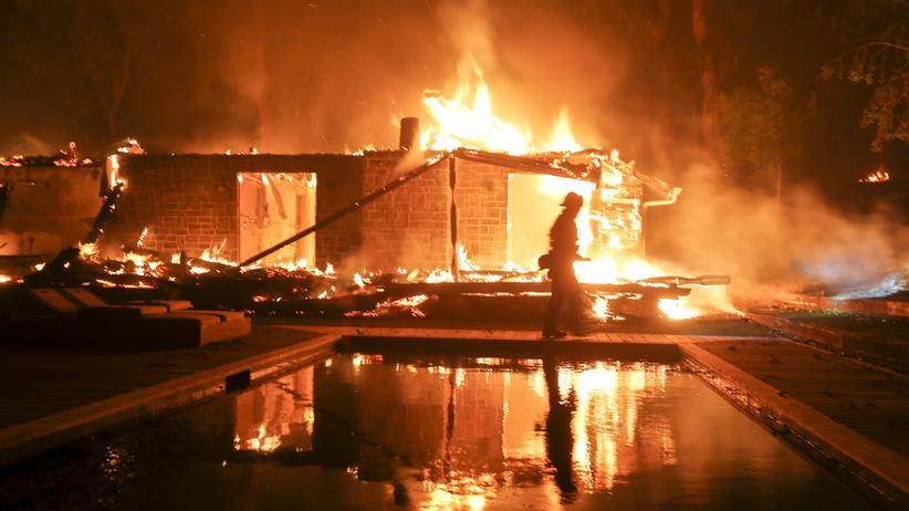 Kalifornien: Ein Feuerwehrmann geht ab einem brennenden Haus in Malibu vorbei.