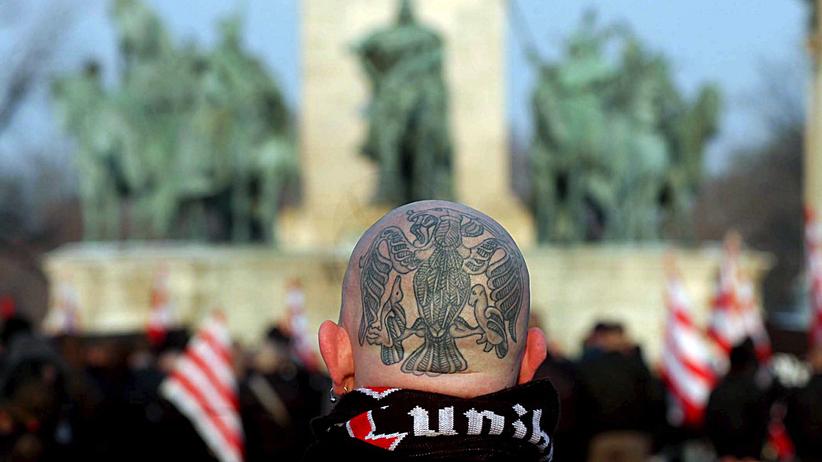 Rechtsextremismus: Aktivisten der rechtsextremistischen Vereinigung Blood & Honour bei einer Kundgebung in Budapest