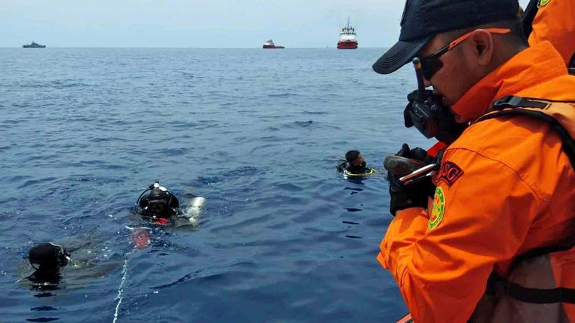 Flugsicherheit: Im Oktober stürzte ein Flugzeug der Linie Lion Air in Indonesien ins Meer. Auf dem Foto bereiten sich Taucher auf ihren Rettungseinsatz vor.