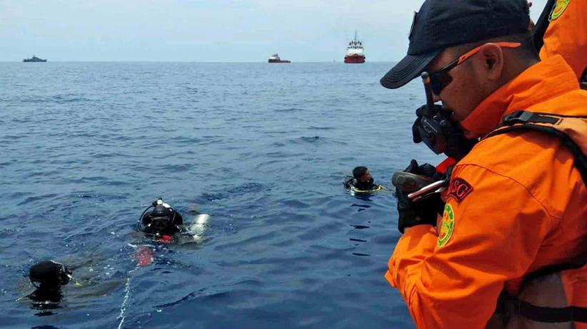 Flugsicherheit: Im Oktober stürzte ein Flugzeug der Linie Lion Air in Indonesien ins Meer. Auf dem Foto bereiten sich Taucher auf ihren Rettungseinsatz vor.
