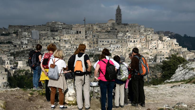 Europäische Auszeichnung: Touristen werfen einen Blick auf die Altstadt von Matera.