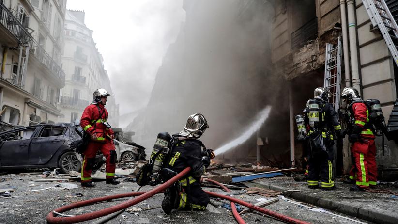 Paris: Die Feuerwehr löscht den Brand in der Bäckerei in der Rue de Trévise.