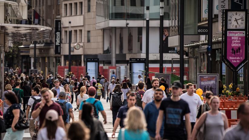 Statistisches Bundesamt: Menschen in einer Einkaufsstraße in Düsseldorf
