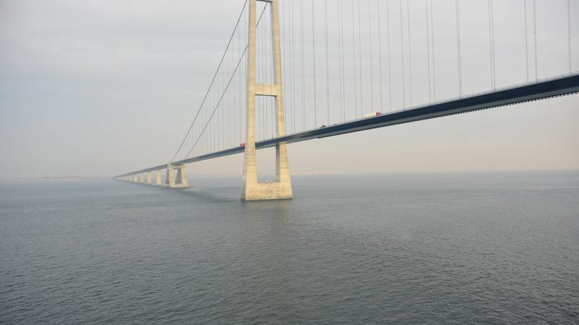 Sturm über Skandinavien: Die Storebælt-Brücke in Dänemark