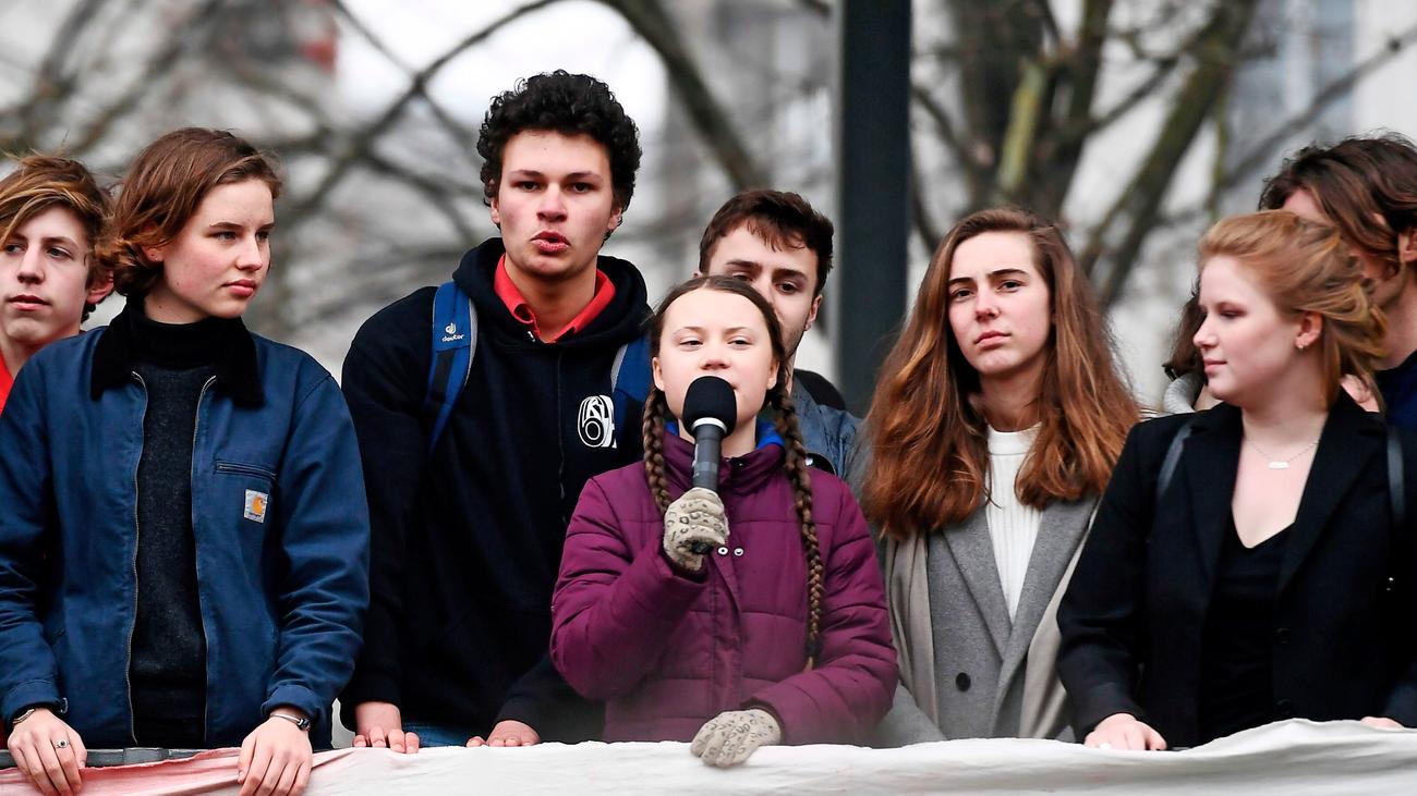 klimastreik greta thunberg demonstriert mit!    schulern in hamburg - judge blasts utterly self centred rich kid of in!   stagram heiress