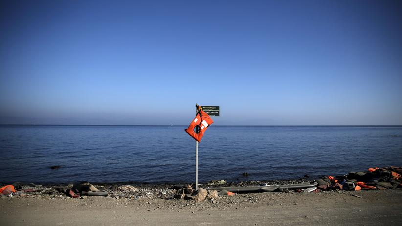 Griechenland: Eine Rettungsweste hängt an einem Schild auf der griechischen Insel Lesbos.