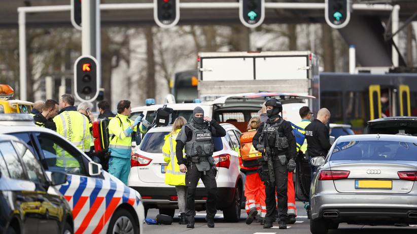 Niederlande: Rettungs- und Einsatzkräfte auf dem Platz des 24. Oktober in Utrecht: Ein Mann soll hier in einer Tram mehrere Menschen angeschossen haben.