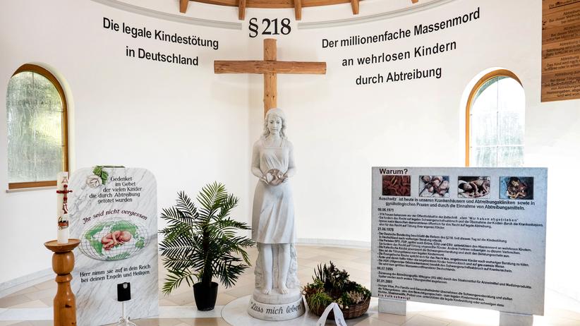 Abtreibungsgegner: Die kleine Kapelle soll größtmögliche Wirkung entfalten. Graf prangert an den Wänden den "millionenfachen Massenmord an wehrlosen Kindern" an.
