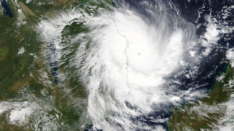 Mosambik: Der tropische Wirbelsturm "Kenneth" über der Küste von Mosambik