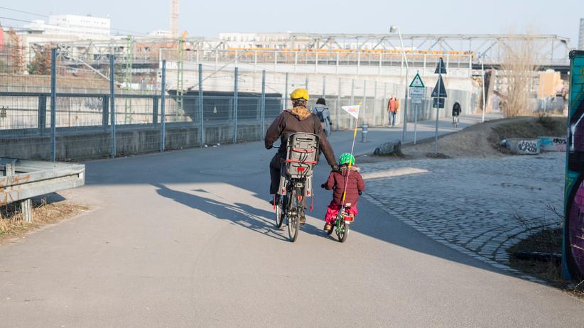 Bundesverfassungsgericht: Vater und Kind unterwegs in Berlin