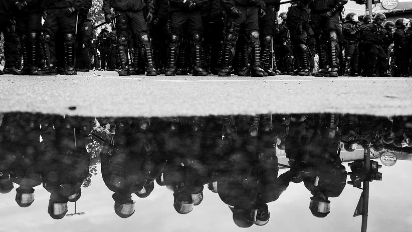 Rechtsextremismus: Polizisten im Einsatz während einer Demonstration: "Viele Polizeibeamte sehen in ihrem Alltag vor allem die negativen Seiten der Gesellschaft", sagt BKA-Präsident Münch. 