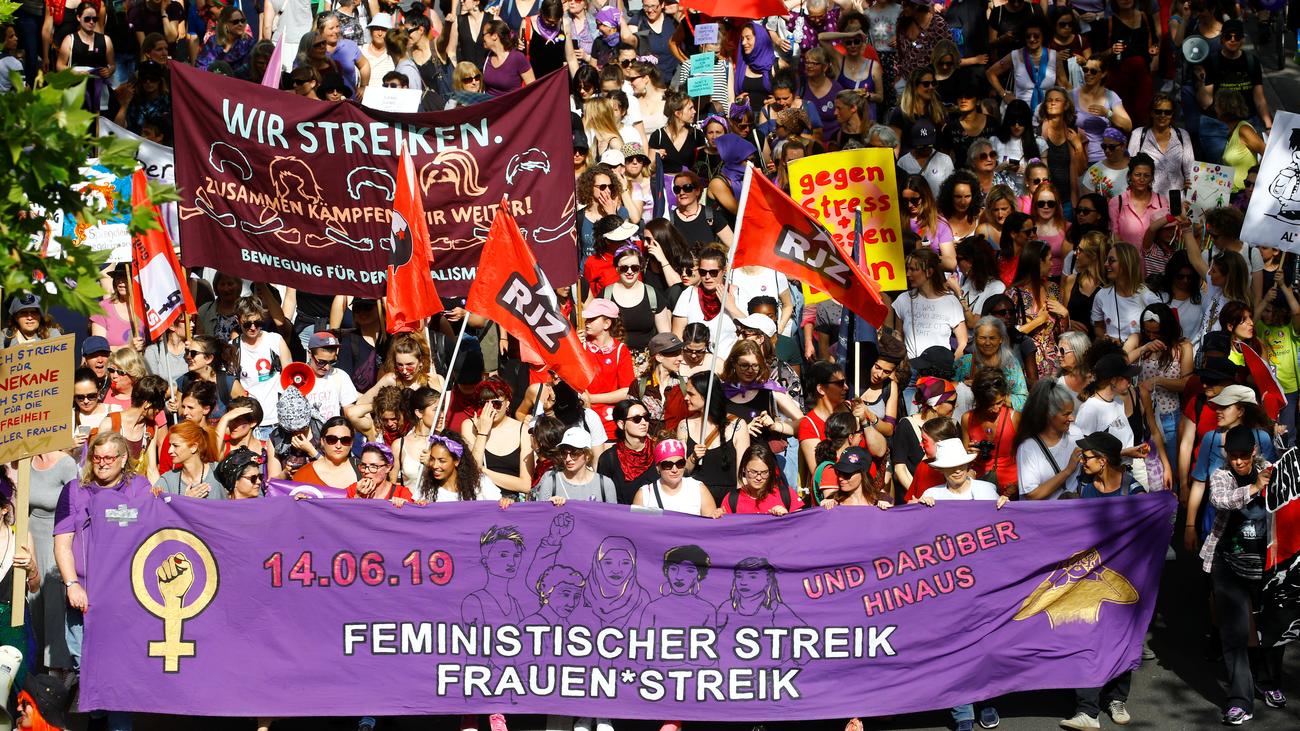 Frauenstreik Zehntausende Schweizerinnen Demonstrieren Für Gleichberechtigung Zeit Online