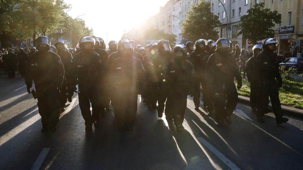 Polizeigewalt: Einsatzkräfte der Polizei sichern eine Demonstration am 1. Mai in Berlin.