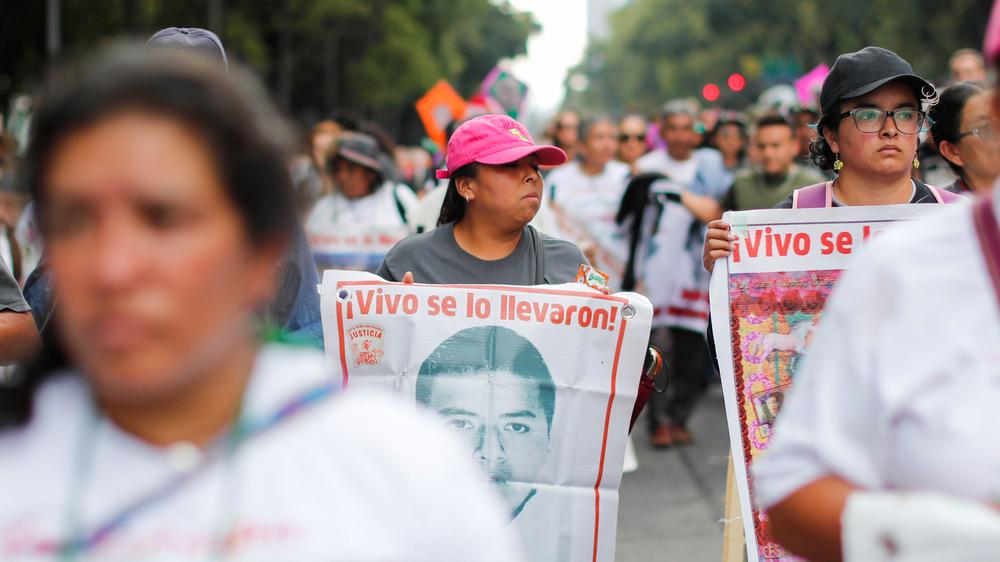 Iguala: Demonstrantinnen und Demonstranten in Mexiko-Stadt fordern die Aufklärung des Verschwindens der 43 Studenten.