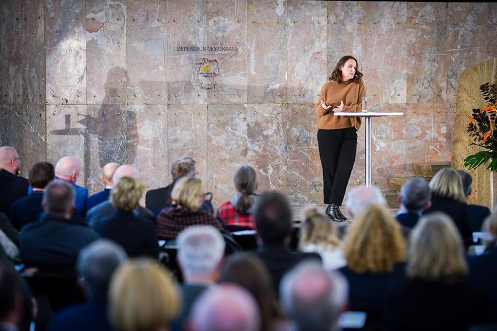 "Deutschland spricht": Die Publizistin und ZEIT-ONLINE-Autorin Jana Hensel sagt in Frankfurt: "Egal wo wir sind, wir sind im Osten Ostdeutsche und im Westen Ostdeutsche. Westdeutsche sind nur im Osten Westdeutsche, sonst einfach Deutsche."