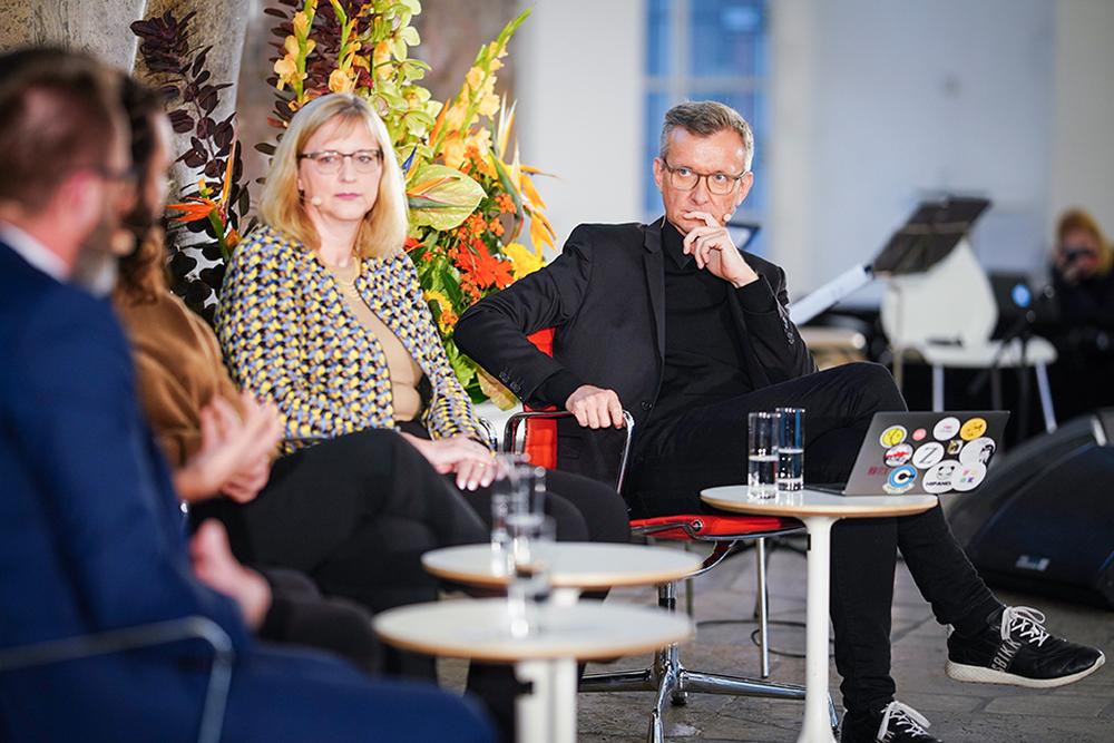 "Deutschland spricht": ZEIT-ONLINE-Chefredakteur Jochen Wegner (rechts) diskutiert mit VW-Vorstand Hiltrud Werner, dem Unternehmer Tarek Müller, dem Rostocker Oberbürgermeister Claus Ruhe Madsen und der Publizistin Jana Hensel über "die Fragen, die Deutschland spalten".