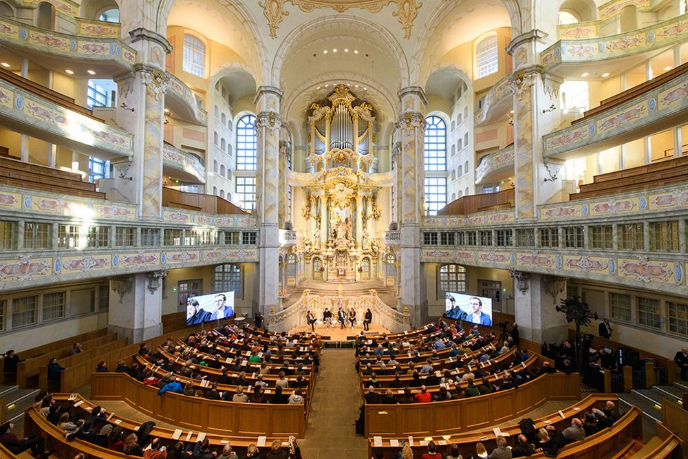 "Deutschland spricht": Rund 300 Besucher verfolgen das Programm in der Frauenkirche in Dresden.