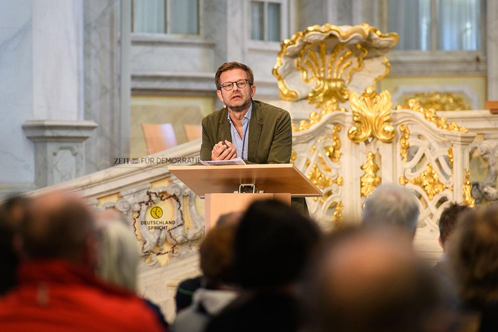 "Deutschland spricht": Der Bestseller-Autor und Rohwohlt-Herausgeber Florian Illies berichtet in der Frauenkirche von Lesungen aus seinem Buch "Generation Golf" in ostdeutschen Städten.