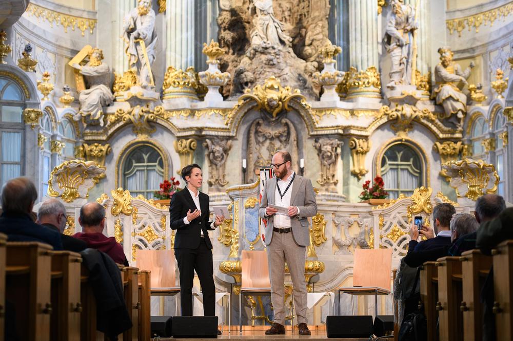 "Deutschland spricht": Maria Exner, stellvertretende Chefredakteurin von ZEIT ONLINE, und Philip Faigle, Projektleiter von "Deutschland spricht", eröffnen die Konferenz in Dresden.