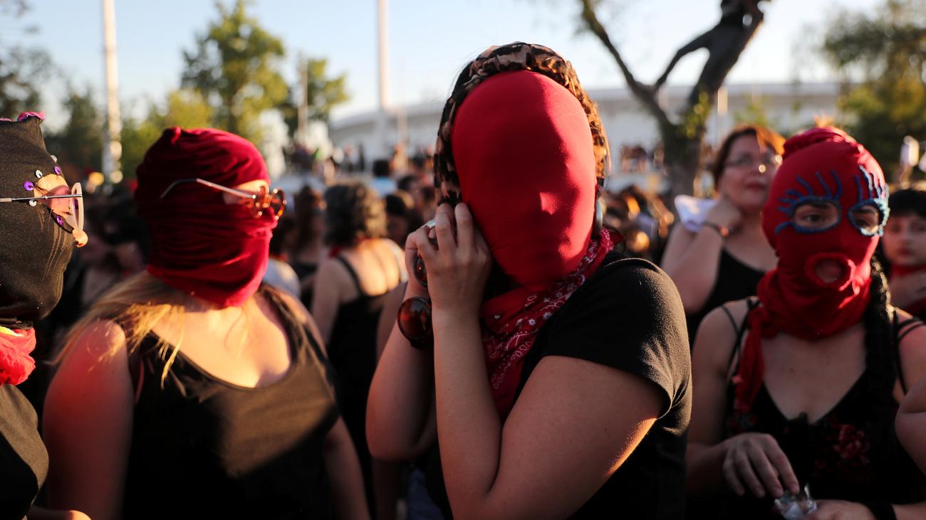 Gewalt Gegen Frauen Tausende Frauen In Chile Protestieren Gegen Unterdrückung Zeit Online