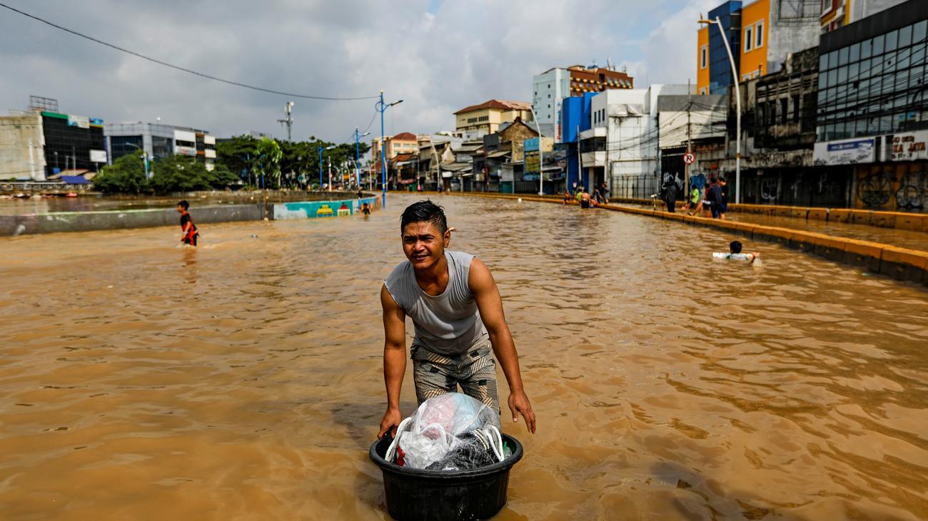 Floods More than 40 killed in floods in Indonesia  