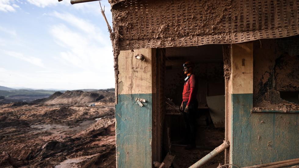 Brasilien: 20 Tage nach dem Dammbruch nahe der Kleinstadt Brumadinh sucht ein Feuerwehrmann nach Opfern. Bis heute wurden elf Leichen nicht gefunden.