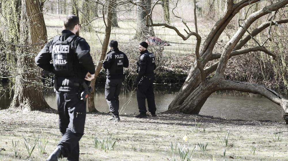 Ausgangssperren: Polizisten patrouillieren im Berliner  Tiergarten.