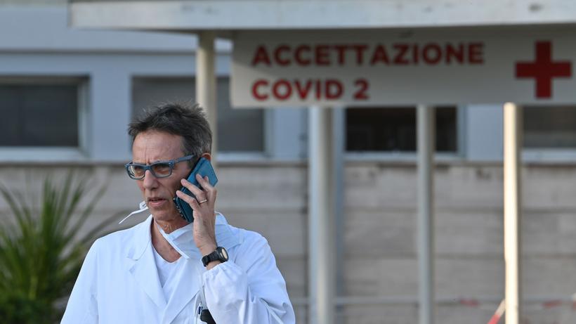 Ärzte in Italien: Ein Arzt vor einem provisorischen Covid-19-Hospital am Gemelli-Krankenhaus in Rom, 16. März 2020