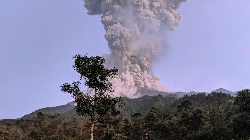 Indonesien: Aktiver Vulkan Merapi stößt Aschewolke aus
