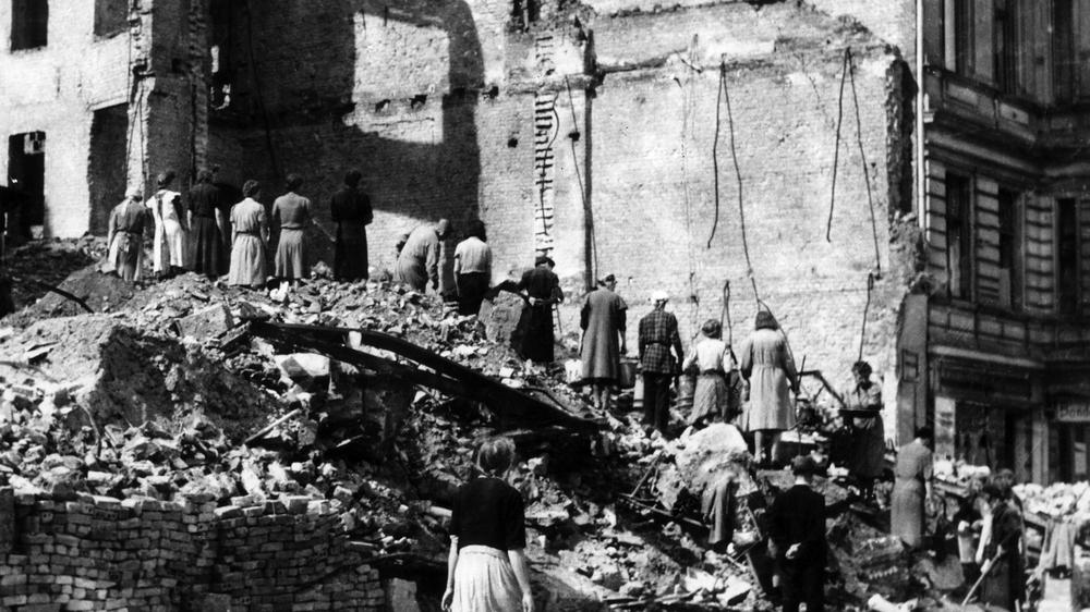 Angst in der Corona-Krise: Trümmerfrauen in Berlin nach dem Zweiten Weltkrieg 1945