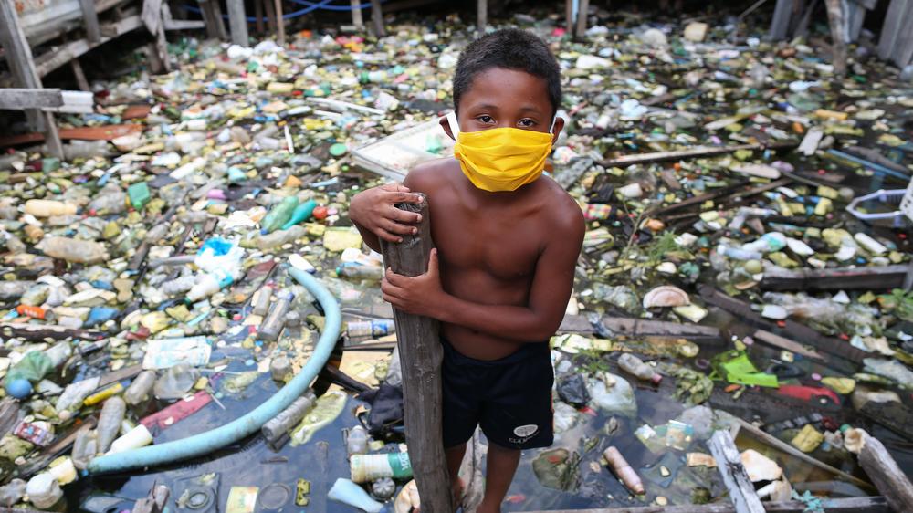 Corona-Krise: Zum Schutz vor dem Virus trägt dieser Junge aus Manaus eine Maske; mehr Infizierte als in Brasilien gibt es nur in den USA. 