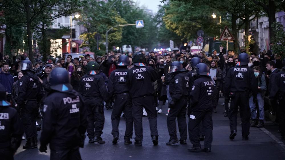 Erster Mai: Polizisten und Demonstrierende stehen sich in Berlin-Kreuzberg gegenüber.