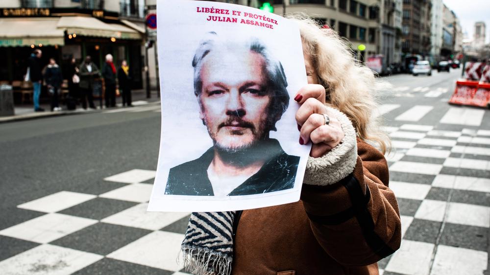 Julian Assange: Weltweit Menschen die Forderung, Wikileaks-Gründer Julian Assange nicht an die USA auszuliefern – wie hier in Paris. (Archivaufnahme vom Februar)