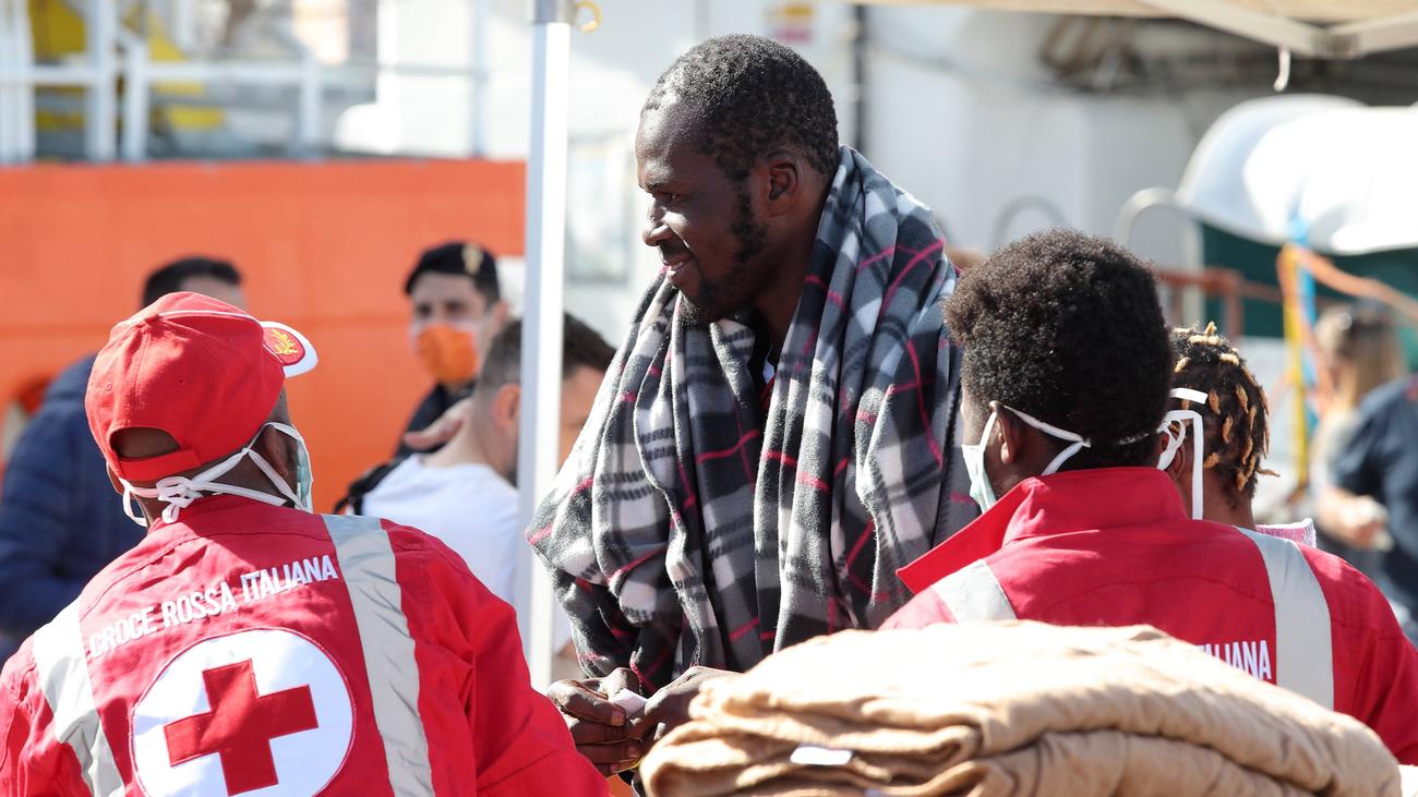 Italien Hunderte Fluchtlinge Auf Sizilien Angekommen Zeit Online