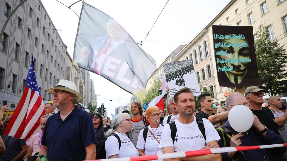 Corona-Demos: Demonstrierende während der Querdenken-Demonstration am 29. August 2020 in Berlin: Auf einer Flagge ist ein Bild des US-amerikanischen Präsidenten Donald Trump zusammen mit der Unterschrift "Help".