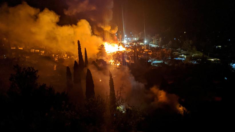 Griechenland : Feuer nahe Flüchtlingslager auf Samos ...