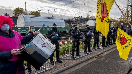 Atommull Zug Mit Sechs Castor Behaltern Erreicht Atomkraftwerk Biblis Zeit Online