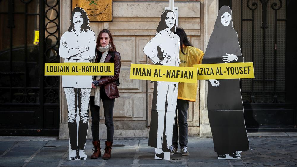 Ludschain al-Hathlul : Demonstrierende von Amnesty International vor der saudi-arabischen Botschaft in Paris.