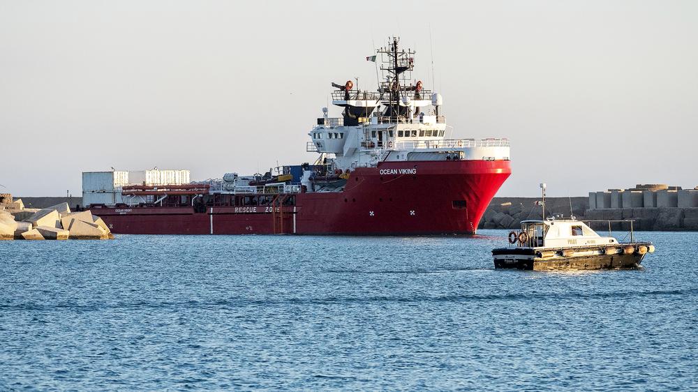 Seenotrettung: Die "Ocean Viking" im Hafen von Porto Empedocle auf Sizilien