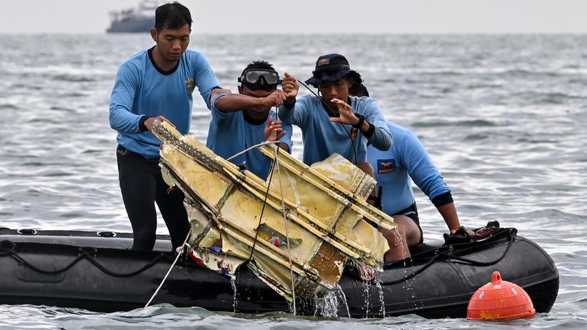 Indonesien: Erstes Opfer nach Flugzeugabsturz identifiziert 