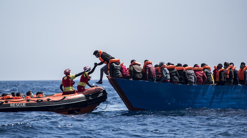 Seenotrettung 172 Menschen Im Mittelmeer Gerettet Zeit Online 